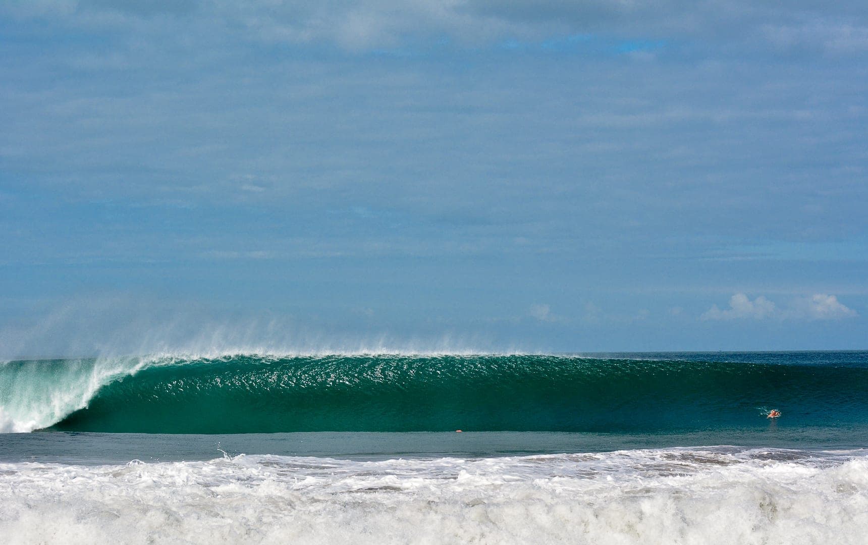 Waves peeling along the Playa Hermosa surf break in front of the lots